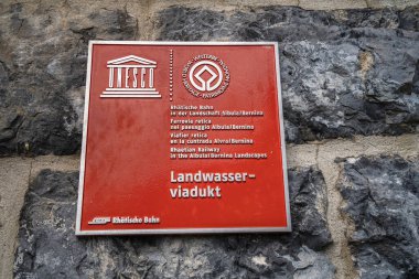 Filisur, İsviçre - 17 Haziran 2021: İsviçre Alplerindeki Filisur kasabasının yakınlarındaki ünlü Landwasser viyadük