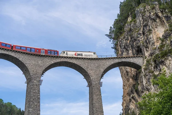 Filisur Suiza Junio 2021 Tren Cruza Famoso Viaducto Landwasser Cerca —  Fotos de Stock