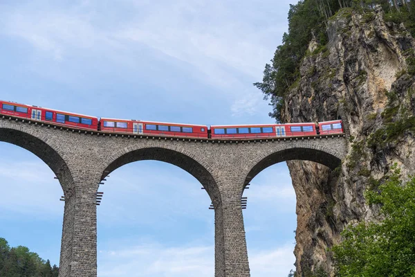 Filisur Suiza Junio 2021 Tren Cruza Famoso Viaducto Landwasser Cerca —  Fotos de Stock