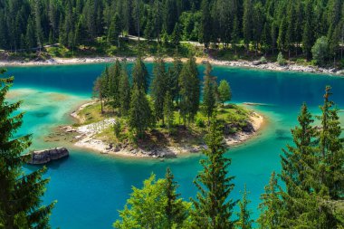 Caumasee Gölü ve cennet gibi adası İsviçre 'nin Graubunden kantonunda yer almaktadır..