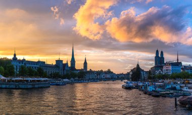 İsviçre 'nin en büyük şehri Zürih' in güzel bir akşam manzarası. İsviçre 'nin kuzeyinde, Zürih Gölü' nün kuzeybatısında yer almaktadır..