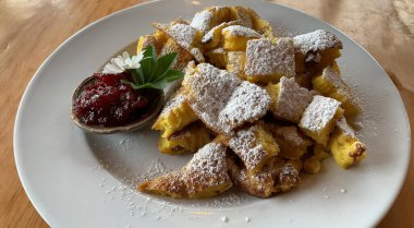 İmparatorluk krepleri veya reçelli Kaiserschmarrn Avusturya ve Almanya 'da popüler bir geleneksel tatlıdır.