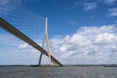 Pont de Normandie - Normandiya Köprüsü, Le Havre 'yi Normandiya' da Honfleur 'e bağlayan Seine Nehri boyunca uzanan bir yol köprüsü.