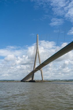 Pont de Normandie - Normandiya Köprüsü, Le Havre 'yi Normandiya' da Honfleur 'e bağlayan Seine Nehri boyunca uzanan bir yol köprüsü.