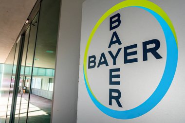BASEL, SWitzERLAND - 15 Mart 2020: Bayer AG, Almanya 'nın çok uluslu ilaç ve hayat bilimleri şirketidir..