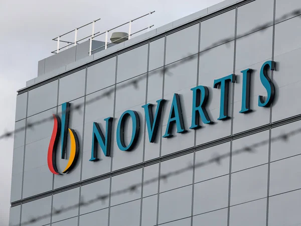 STEIN, SWitzERLAND - 18 Şubat 2020: Novartis dünyanın en büyük ikinci ilaç şirketidir. Stein 'daki Novartis Eczacılık yeni ilaçlar üretiyor ve bunları 150 ülkede dağıtıyor..