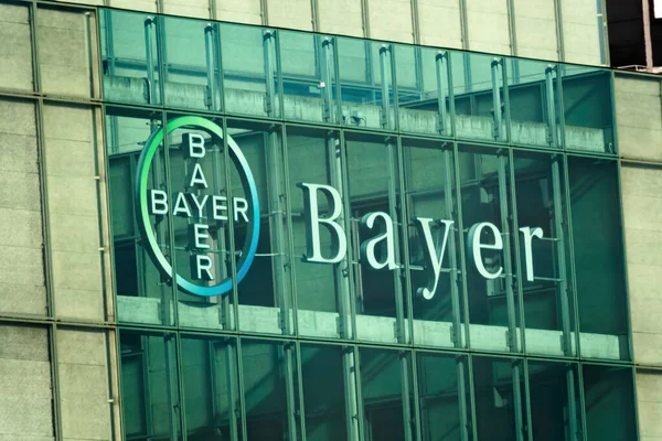 BASEL, SWitzERLAND - 15 Mart 2020: Bayer AG, Almanya 'nın çok uluslu ilaç ve hayat bilimleri şirketidir..