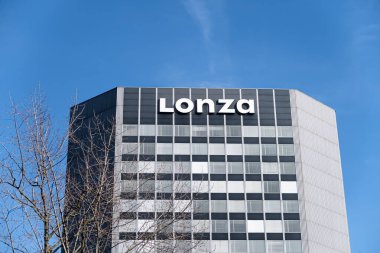BASEL, SWitzERLAND - 15 Mart 2020: Lonza Group, İsviçre merkezli çok uluslu kimyasallar ve biyoteknoloji şirketidir.