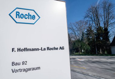 BASEL, SWitzERLAND - 15 Mart 2020: Hoffmann-La Roche AG, merkezi Basel 'de bulunan İsviçreli çokuluslu bir sağlık şirketi..
