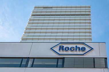 BASEL, SWitzERLAND - 15 Mart 2020: Hoffmann-La Roche AG, merkezi Basel 'de bulunan İsviçreli çokuluslu bir sağlık şirketi..