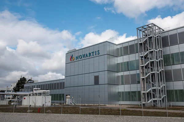 STEIN, SWitzERLAND - 18 Şubat 2020: Novartis dünyanın en büyük ikinci ilaç şirketidir. Stein 'daki Novartis Eczacılık yeni ilaçlar üretiyor ve bunları 150 ülkede dağıtıyor..