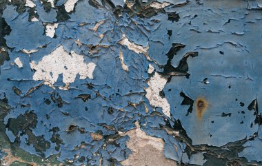 Ahşap kapıya yakın plan çizilmiş ve çatlamış mavi boya, arka plan olarak kullanışlı.