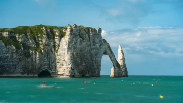 Etretat Mest Känd För Sina Krita Klippor Inklusive Tre Naturliga — Stockvideo