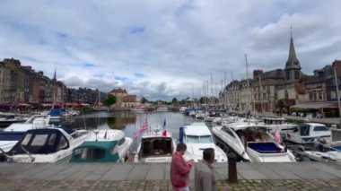 Honfleur, Fransa - 28 Temmuz 2021: Honfleur 'da marinada zaman aşımı, Calvados bölgesinde bir Fransız komünü ve Normandiya' da ünlü bir turizm beldesi. Özellikle de eski limanıyla..