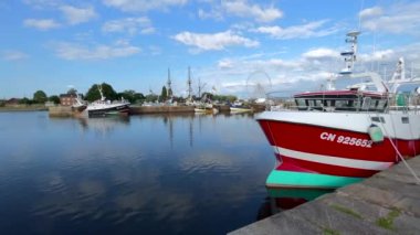 Honfleur, Fransa - 28 Temmuz 2021: Pan sağa - Honfleur limanındaki balıkçı teknesi, Calvados departmanındaki bir Fransız komünü ve Normandiya 'daki ünlü turizm merkezi.