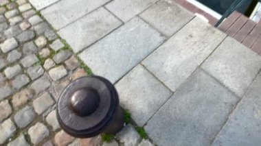 Honfleur, Fransa - 28 Temmuz 2021: Calvados bölgesinde bir Fransız komünü olan Honfleur limanının ve Normandiya 'daki ünlü turizm beldesinin kamera hareketini gözler önüne serin.