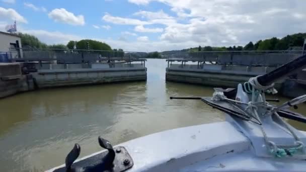 Honfleur Frankrijk Juli 2021 Hyperlapse Een Boot Binnenkomend Haven Jachthaven — Stockvideo