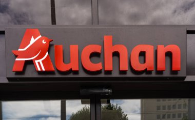 Le Havre, Fransa - 8 Ağustos 2021: Auchan, yaklaşık 880 hipermarket, 860 süpermarket ve 15 ülkede 360 alışveriş merkezi bulunan bir Fransız mağaza zinciri..