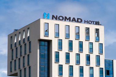 Le Havre, Fransa - 8 Ağustos 2021: Ekolojik ve yaşam tarzı oteller zinciri Nomad.