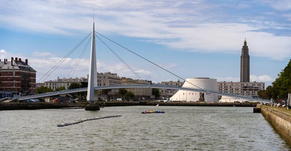 Le Havre, Fransa - 8 Ağustos 2021: Le Havre, Normandiya şehir merkezi Ticaret Havzası 'nın karşısındaki Footbridge ve küçük bir volkan kültür merkezi