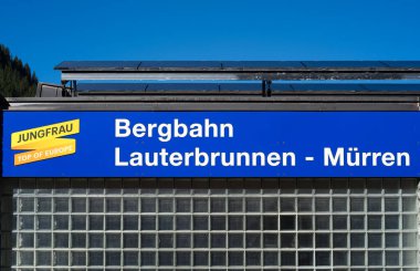 Murren, Swtthe - 2 Ekim 2025 İsviçre 'nin Bernese bölgesindeki Laterbrunnen-Murren demiryolu için Alman tabelası.