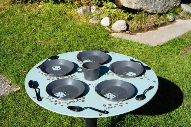 Murren, İsviçre - 2 Ekim 2025: Artistik metal plakalar, kaşıklar ve bir fincan.