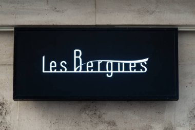 Cenevre, İsviçre - 3 Ekim 2025: Lüks bir otel için zarif bir tipografi ve modern bir tasarım içeren şık bir tabela.