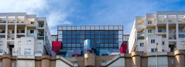 Poitiers, Fransa - 2 Ağustos 2025: Modern mimari binaların panoraması ve Poitiers 'de renkli cepheli bir park yeri.