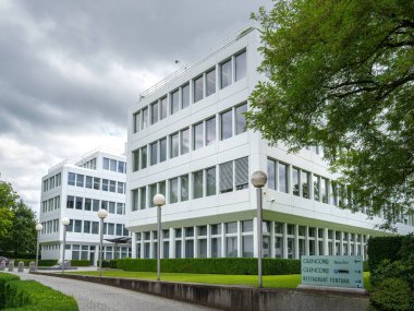 Baar, İsviçre - 22 Temmuz 2025: Glencore Genel Merkezi, çok uluslu ticaret ve madencilik şirketi kritik kaynakların üretimi, rafine edilmesi, işlenmesi ve ticaretinde rol aldı.