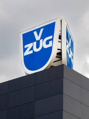 Zug, İsviçre - 22 Temmuz 2025: Yüksek kaliteli, yenilikçi ev aletleri üretiminde uzmanlaşmış kaliteli bir İsviçre markası olan V-ZUG 'un merkezi.