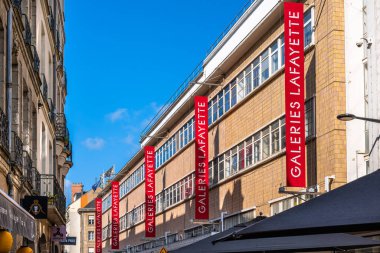 Nantes, Fransa - 5 Ağustos 2025: Galeries Lafayette, Fransız mağaza zinciri.