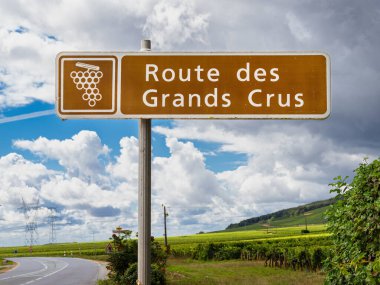 Route des Grands Crus, Fransa 'nın Burgundy bölgesindeki ünlü şarap rotasıdır. Resimli manzaraları ve prestijli üzüm bağlarıyla ünlüdür..