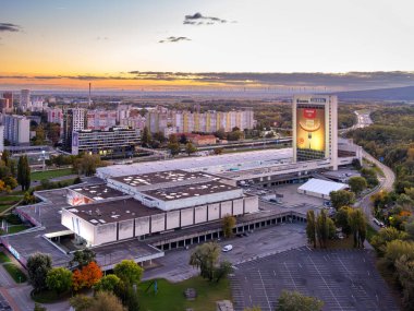 Bratislava, Slovakya - 18 Ekim 2025: Incheba sergi ve konferans merkezidir. Sergi uluslararası ticaret fuarları, sergiler, konferanslar, konserler ve diğer etkinliklere ev sahipliği yapıyor..
