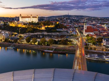 Bratislava 'nın alacakaranlıktaki görüntüsü, Bratislava kalesi, Tuna nehri ve şehrin ufuk çizgisi.
