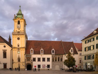 Bratislava, Slovakya - 21 Ekim 2025: Eski belediye binası Slovakya 'nın Bratislava şehrinde bulunan bir binadır. Old Town Hall, Slovakya 'nın en eski belediye binasıdır..