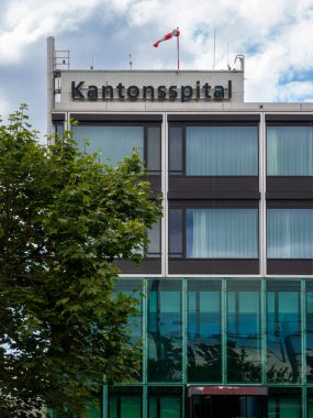 Zug, İsviçre - 22 Temmuz 2025: Kantonsspital Zug 'un modern binası - İsviçre' nin ünlü bir sağlık kurumu olan Zug Kanton Hastanesi