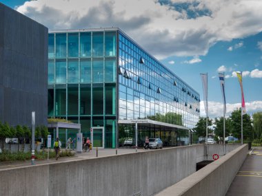 Zug, İsviçre - 22 Temmuz 2025: Kantonsspital Zug 'un modern binası - İsviçre' nin ünlü bir sağlık kurumu olan Zug Kanton Hastanesi