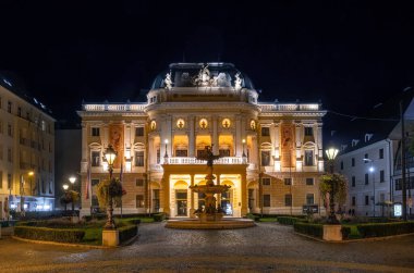 Bratislava, Slovakya - 18 Ekim 2025: Slovenske narodne divadlo (SND), veya Slovakya Ulusal Tiyatrosu, Bratislava 'nın en önemli tiyatro kurumudur.