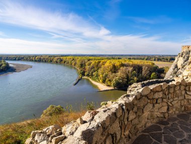 Tuna Nehri kıvrımının manzarası ve yemyeşil ağaçlar ve ortaçağ taş kalıntılarıyla Morava nehri birleşimi.