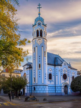 Bratislava, Slovakya - 19 Ekim 2025: Bratislava, Slovakya 'daki St. Elisabeth Kilisesi, yaygın olarak Mavi Kilise olarak bilinen, ayrılıkçı Macar Katolik Kilisesi - Jugendstil, Art Nouveau