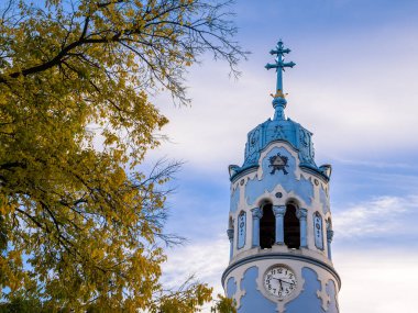 Bratislava, Slovakya 'daki St. Elisabeth Kilisesi' nin çan kulesi, yaygın olarak Mavi Kilise olarak bilinir, ayrılıkçı Macar Katolik Kilisesi - Jugendstil, Art Nouveau
