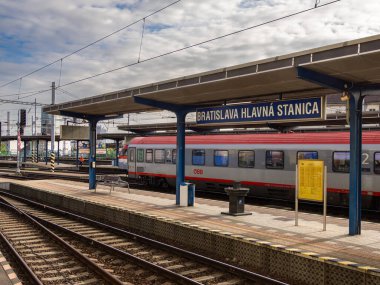 Bratislava, Slovakya - 20 Ekim 2025: Bratislava ana istasyon platformunda kırmızı tren.
