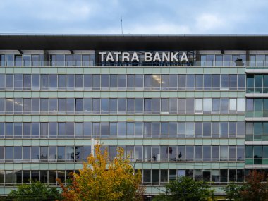 Bratislava, Slovakya - 20 Ekim 2025: Tatra Banka Slovakya 'nın en büyük ve en saygın finans kuruluşlarından biridir.