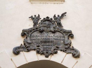 Bratislava, Slovakya - 21 Ekim 2025: Maria Theresia 'nın anısına Latin yazıtları ve dekoratif unsurlarla süslenmiş tarihi plaket.