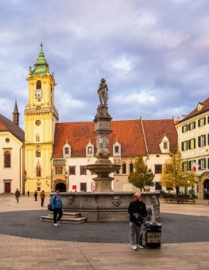Bratislava, Slovakya - 21 Ekim 2025: Eski belediye binası Slovakya 'nın Bratislava şehrinde bulunan bir binadır. Old Town Hall, Slovakya 'nın en eski belediye binasıdır..