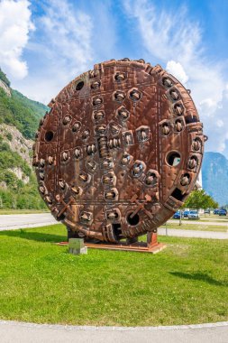 Pollegio, İsviçre - 14 Ağustos 2025: Fresa TBM - Pollegio 'daki Tünel Sıkıcı Makinesi, tünel işlemleri için tasarlanmış bir makine. İnşaat mühendisliğinde tünel yapımında kullanılıyor.