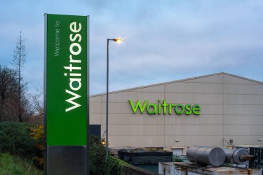 Londra, Birleşik Krallık - 24 Kasım 2025: Waitrose yüksek kaliteli bakkaliye, taze ürün ve lüks gıda ürünleri sunmasıyla bilinen bir İngiliz süpermarket zinciri.