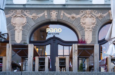 Konstanz, Almanya - 27 Kasım 2025: Süslü mimari ayrıntılarla süslü cafe PANO girişi.