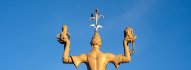 Konstanz, Almanya - 27 Kasım 2025: Imperia, Constance Gölü 'nün Constance limanında Peter Lenk tarafından tasarlanan ve yürütülen ünlü bir heykeldir..