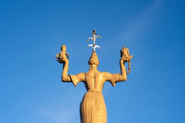 Konstanz, Almanya - 27 Kasım 2025: Imperia, Constance Gölü 'nün Constance limanında Peter Lenk tarafından tasarlanan ve yürütülen ünlü bir heykeldir..